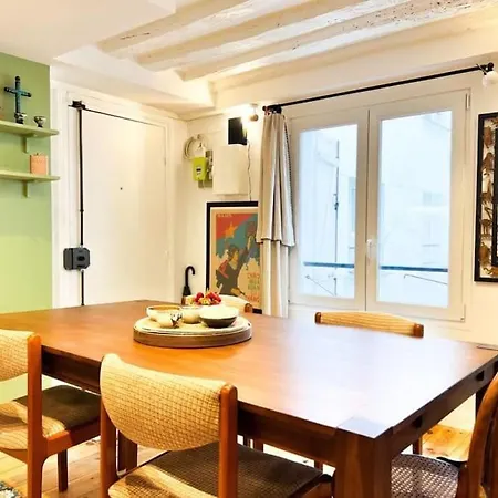 10th Arrondissement Cozy Retreat Apartment *